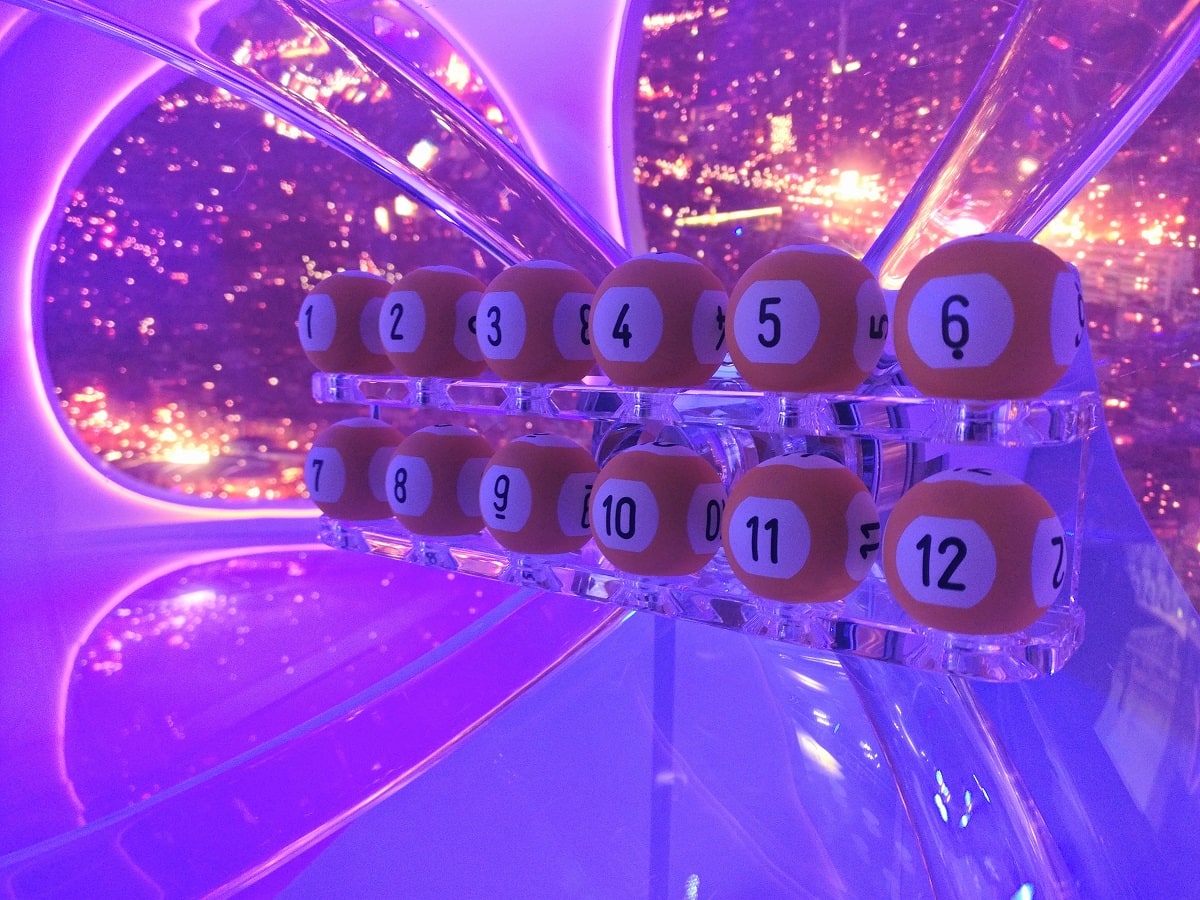 Les boules 'étoiles' officielles de l'Euromillions.