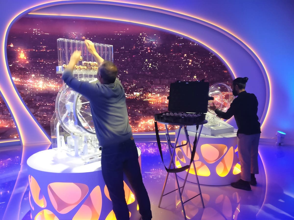 Installation des boules officielles de l'Euromillions.