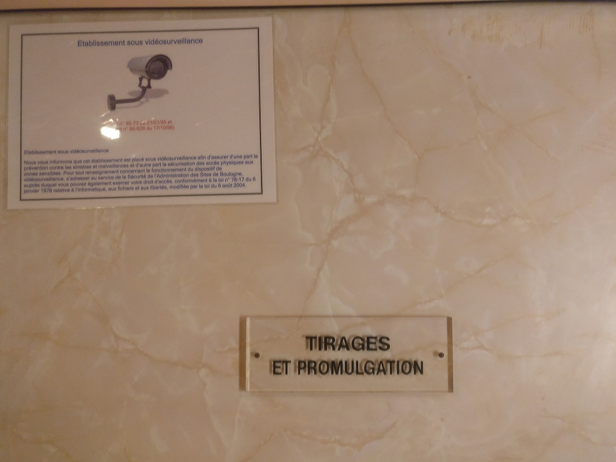 Salle de tirage et introduction des boules officielles de l'Euromillions.