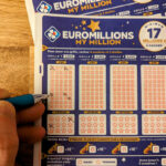 EuroMillions : elle trouve un trèfle à quatre feuilles et joue une grille, et ils deviennent millionnaires !