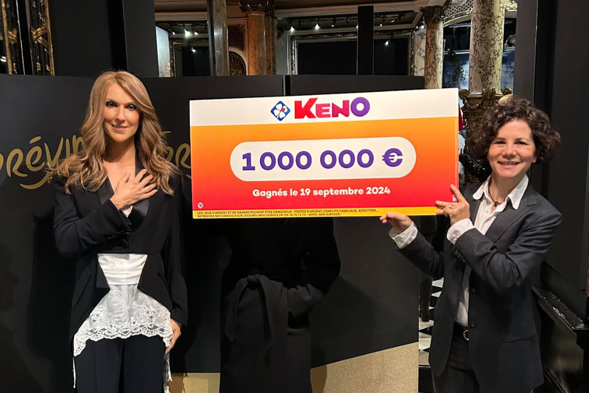 Le chèque de Keno remis à la gagnante, avec Céline Dion au Musée Grévin et Isabelle Cesari de la FDJ.