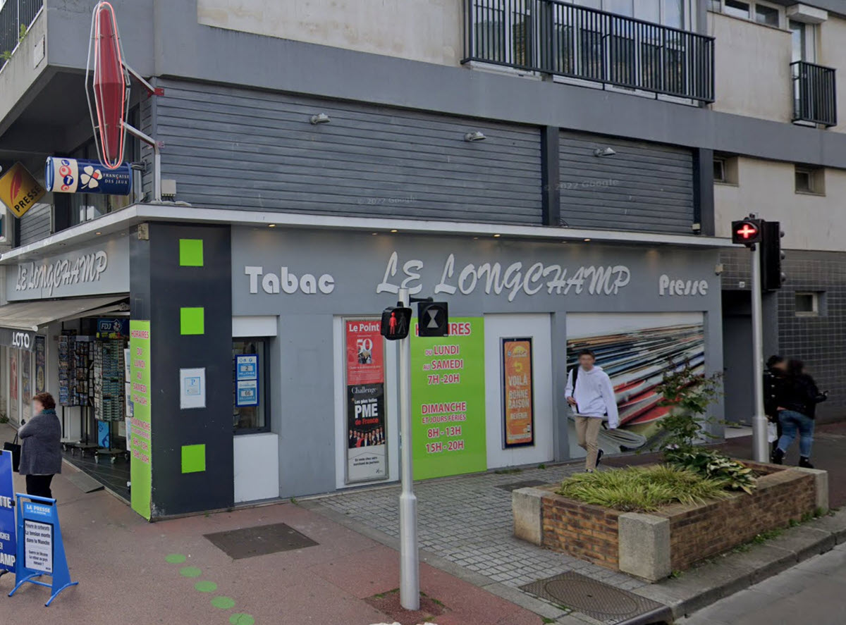 L'ancienne vitrine du tabac-presse Longchamp à Cherbourg