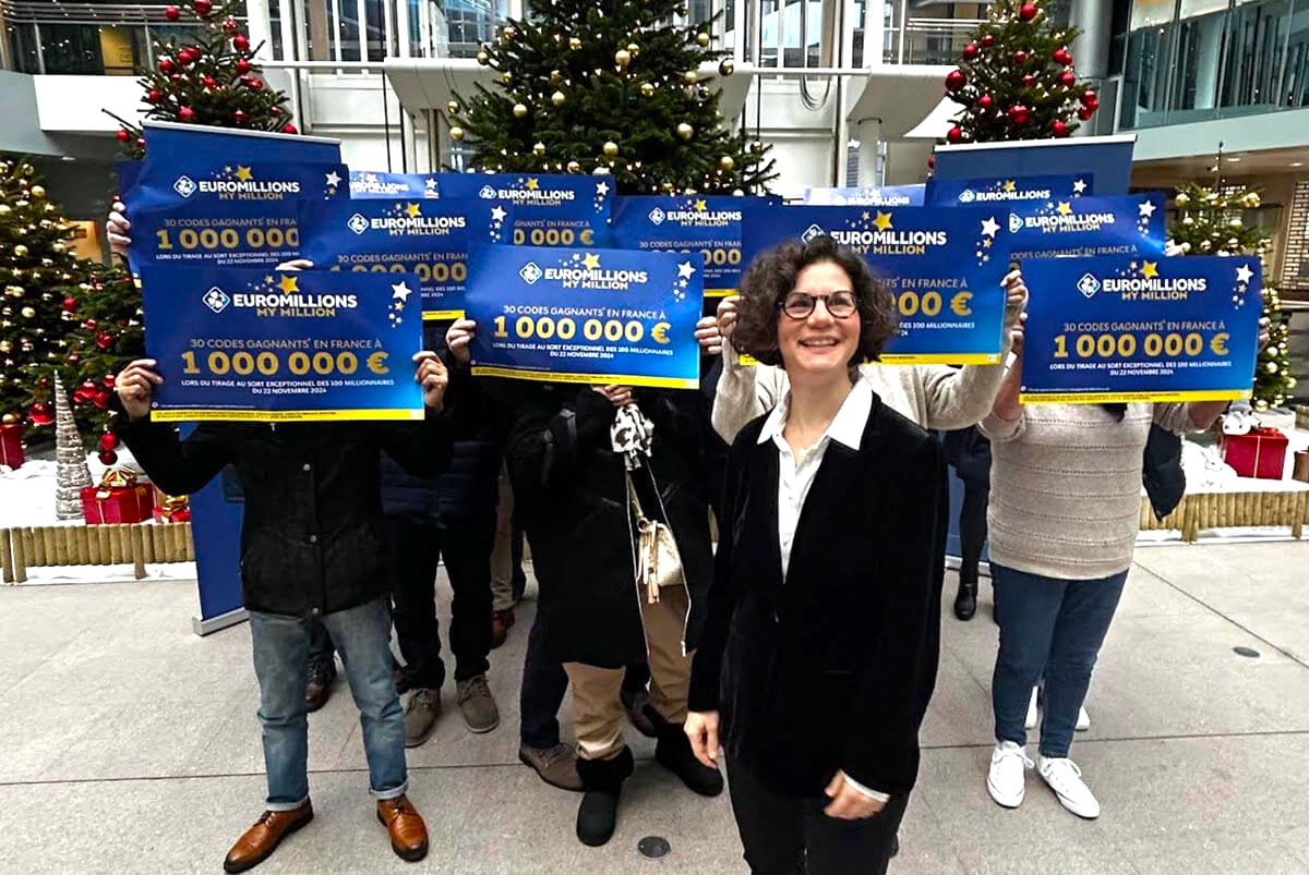 Les gagnants d'EuroMillions aux côtés d'Isabelle Cesari, la responsable des Grands Gagnants.