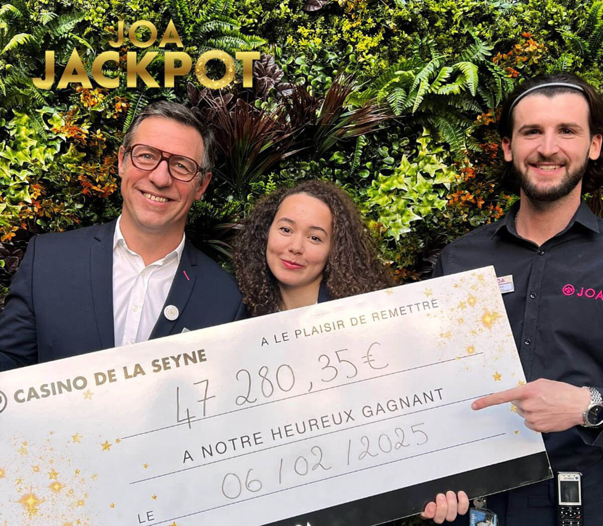 L'équipe du Casino JOA de la Seyne avec le chèque du gagnant.