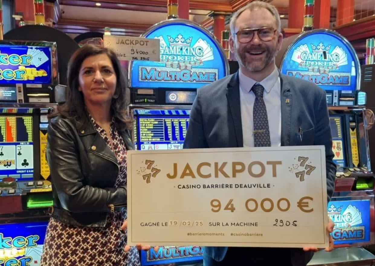 Le chèque symbolique remis au gagnant du Casino de Deauville pour 94 000€.