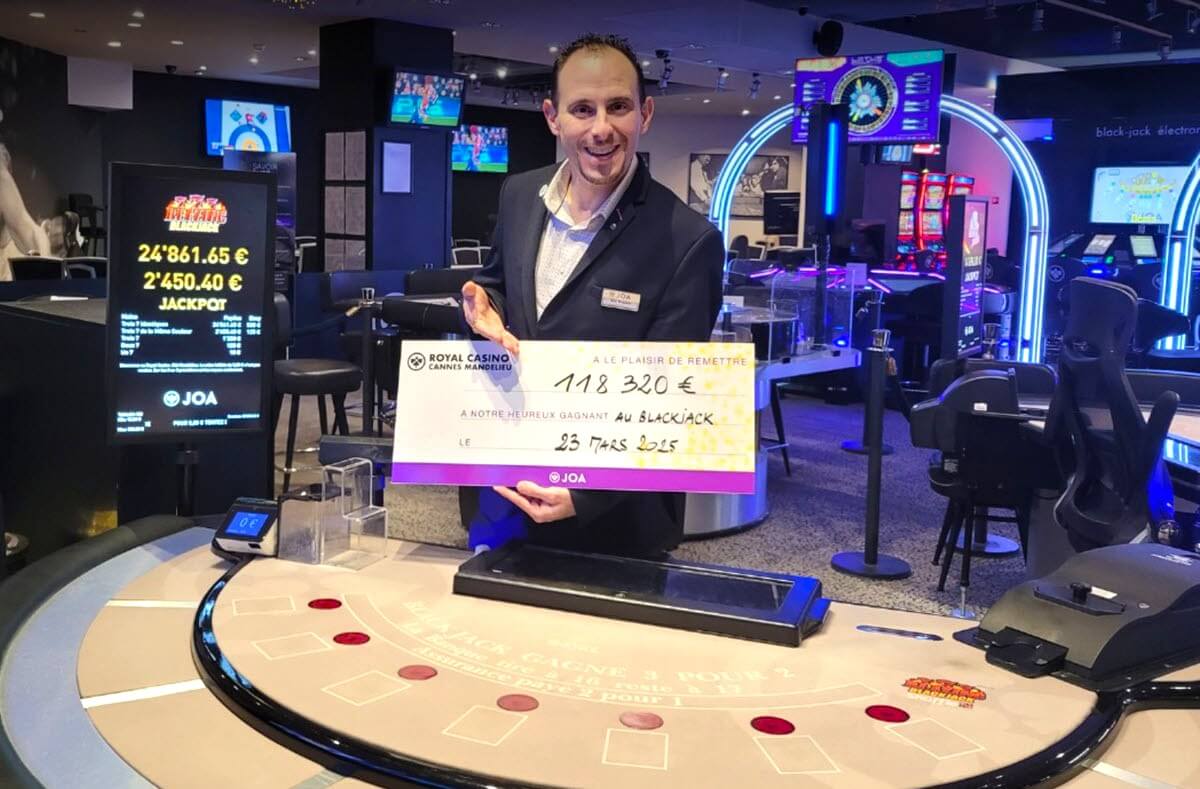 L'affiche du gagnant dans le Casino de Mandelieu sur une table de Blackjack.