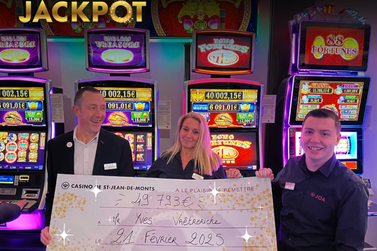 Casino de Saint-Jean-de-Monts : l'équipe du casino présente le chèque de près de 50 000 €.