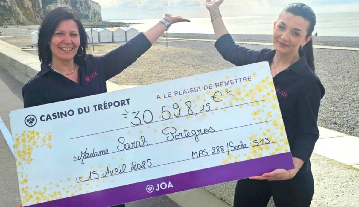 Une partie de l'équipe du Casino du Tréport avec le chèque de la gagnante pour plus de 30 000€.